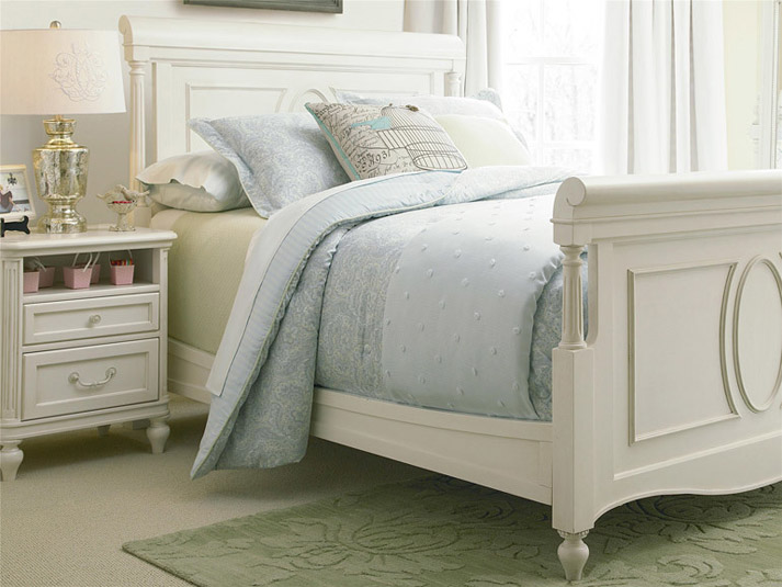 Arianna nightstand and bed