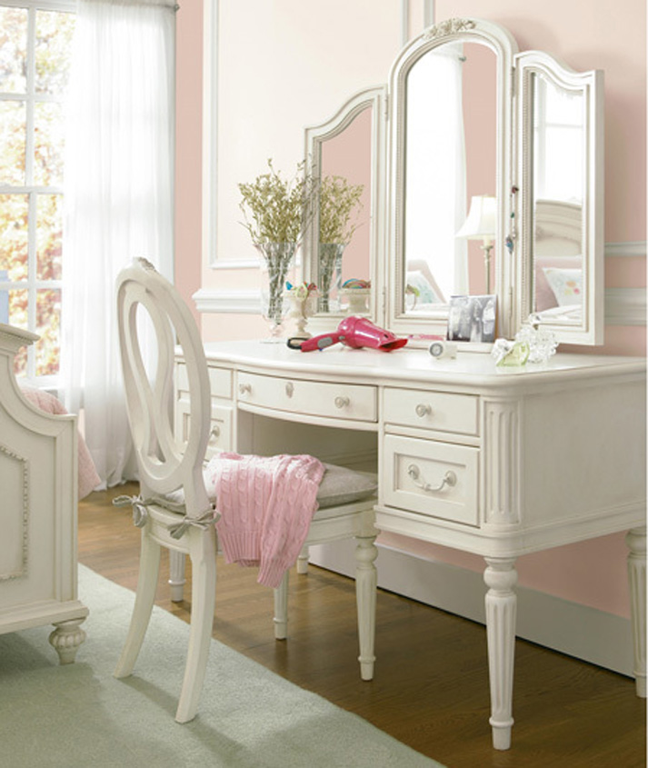Arianna Collection vanity desk with trifold mirror