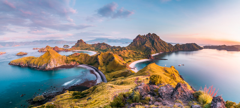 ocean and beaches surrounding the lake with a beautiful peninsula